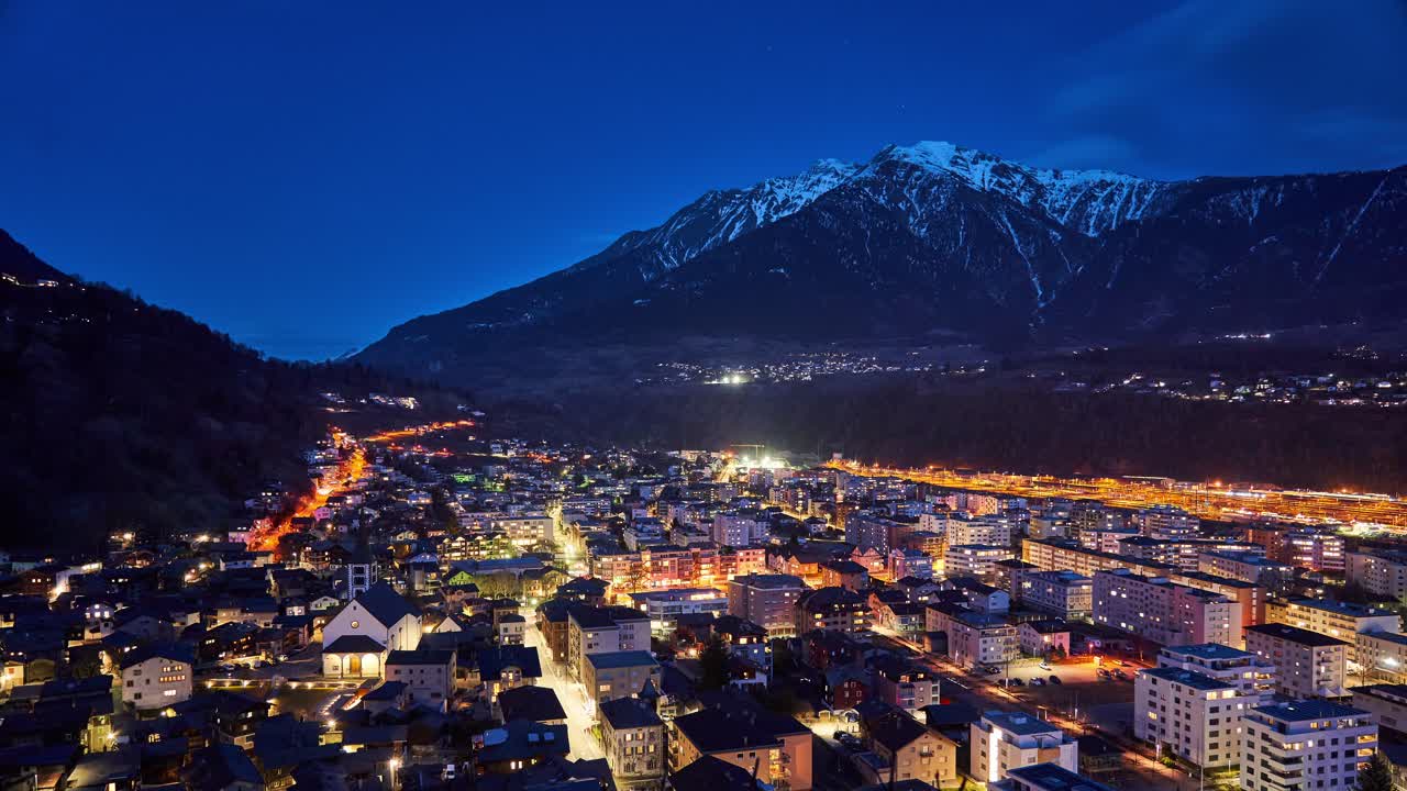 Timelapse notturno su Brig, una città nelle Alpi svizzere, Svizzera