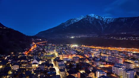 Timelapse-Nocturno-Sobre-Bergantín,-Una-Ciudad-En-Los-Alpes-Suizos,-Suiza