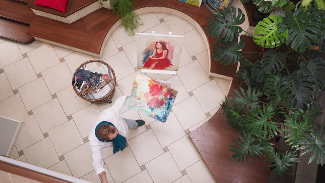 화가의 역동적인 움직임은 을 안내합니다. 예술가의 작업은 캔버스에 춤의 에너지를 반영하는 매혹적인 초상화로 이어집니다.