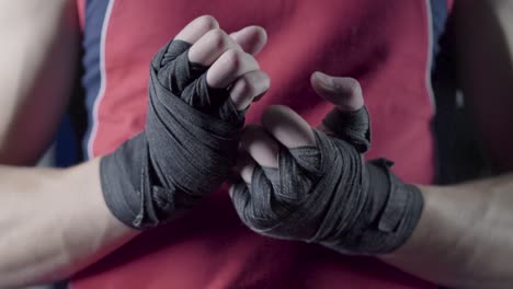 hombre con envolturas de mano de boxeo