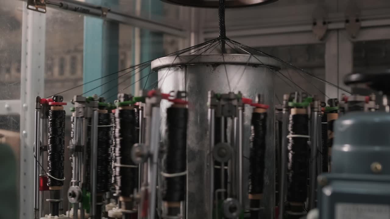 máquina de trenzado moderna vertical de alta velocidad. equipo para hacer trenzas de alambre metálico.