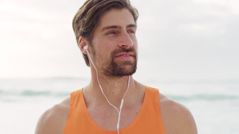 hombre escuchando música mientras hace ejercicio en la playa
