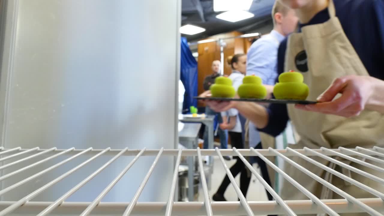 세 개의 작은 녹색 무스 케이크