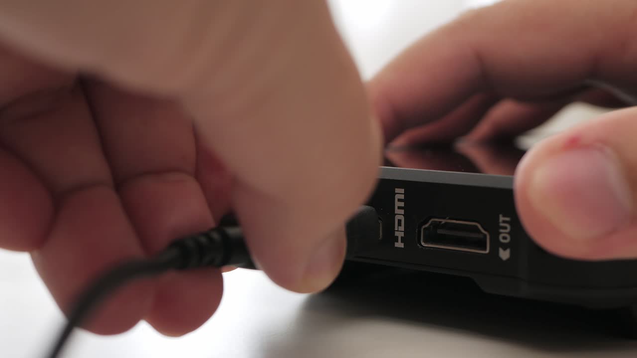 손을 잡고 외부 모니터 장치에서 hdmi 케이블 분리