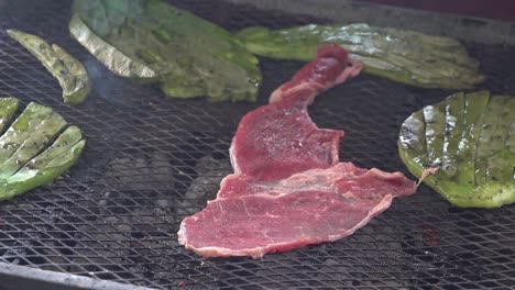 Ein-Mann,-Der-Fleisch-Auf-Einem-Grill-Kocht