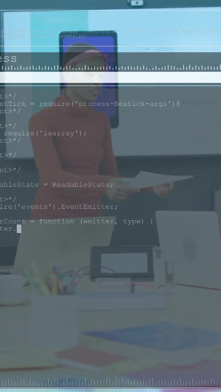 Video vertical: Anfitrión guiándose por notas, entregando un documento con códigos de barras que cubren un teléfono, demostrando una aplicación tecnológica.
