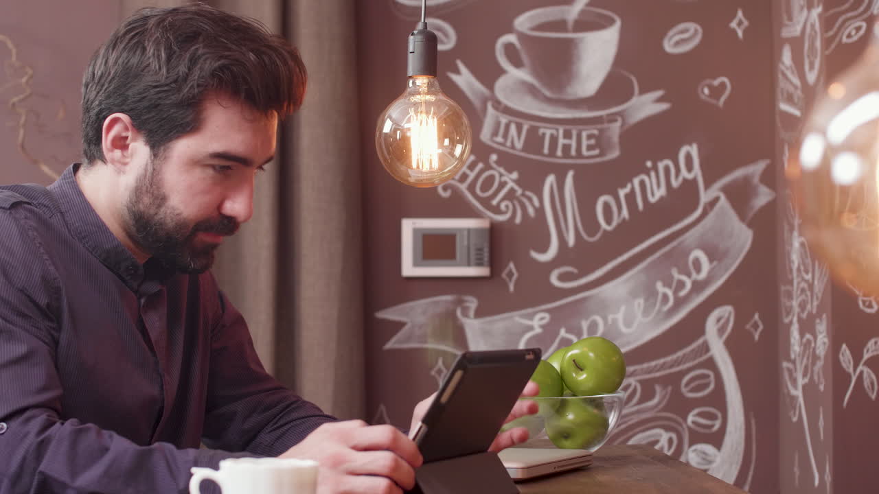 Man using tablet in a cafe setting