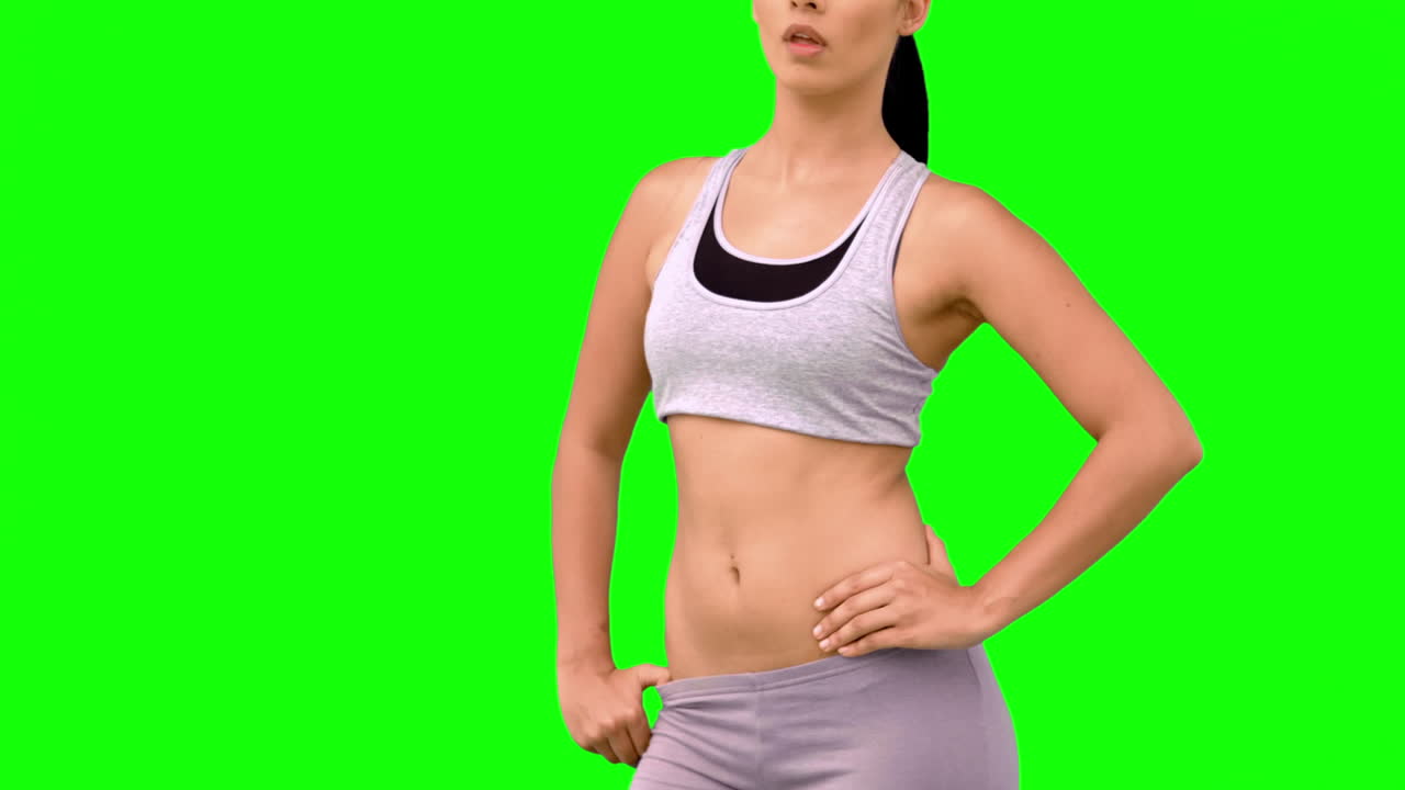 Donna atletica che si scuote i capelli su schermo verde