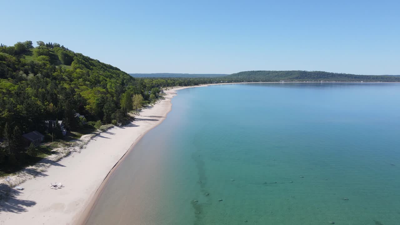 Linia brzegowa Jeziora Michigan w Zatoce Sleeping Bear z piaszczystymi plażami, widok z lotu ptaka