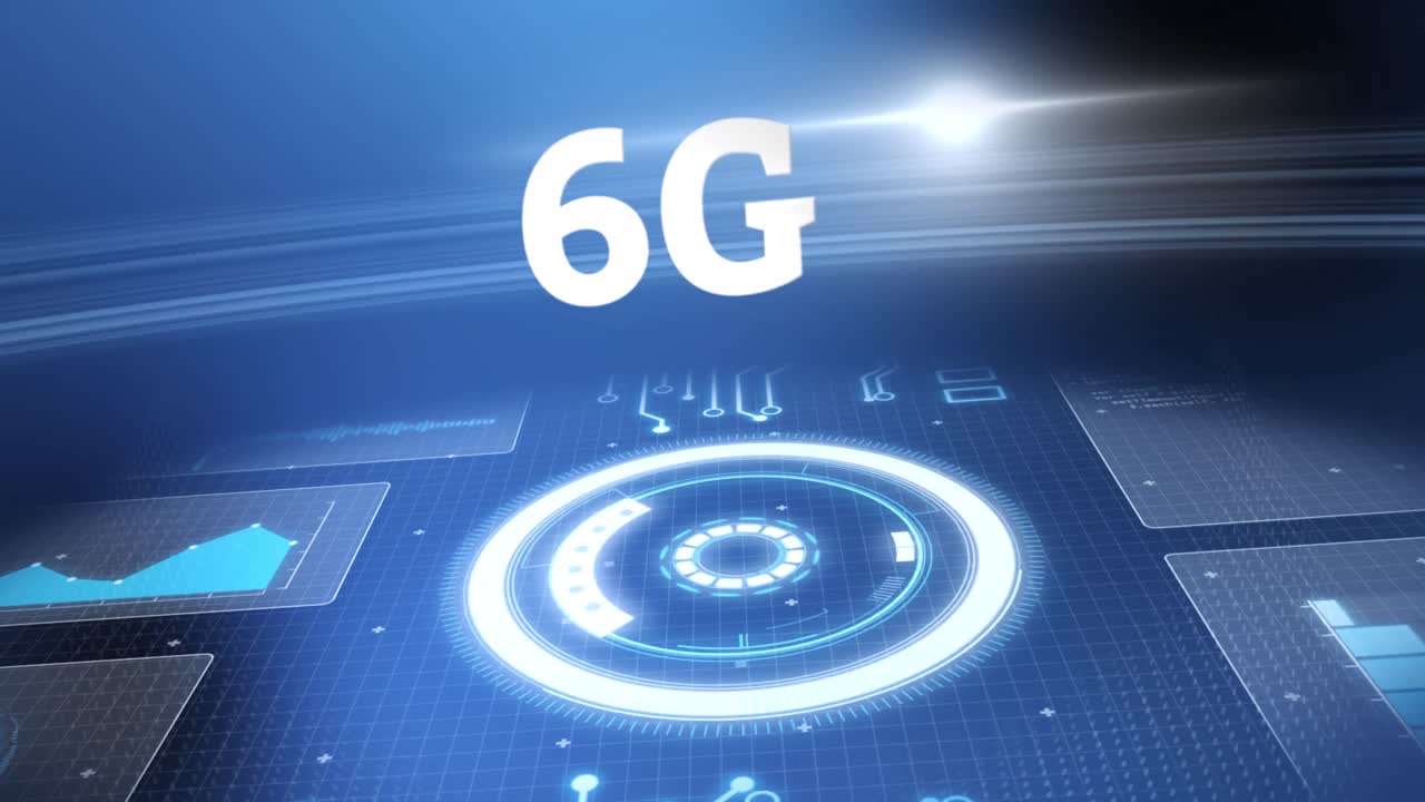 Animación de texto 6G, procesamiento de datos y visor en pantallas con cuadrícula sobre fondo azul oscuro.
