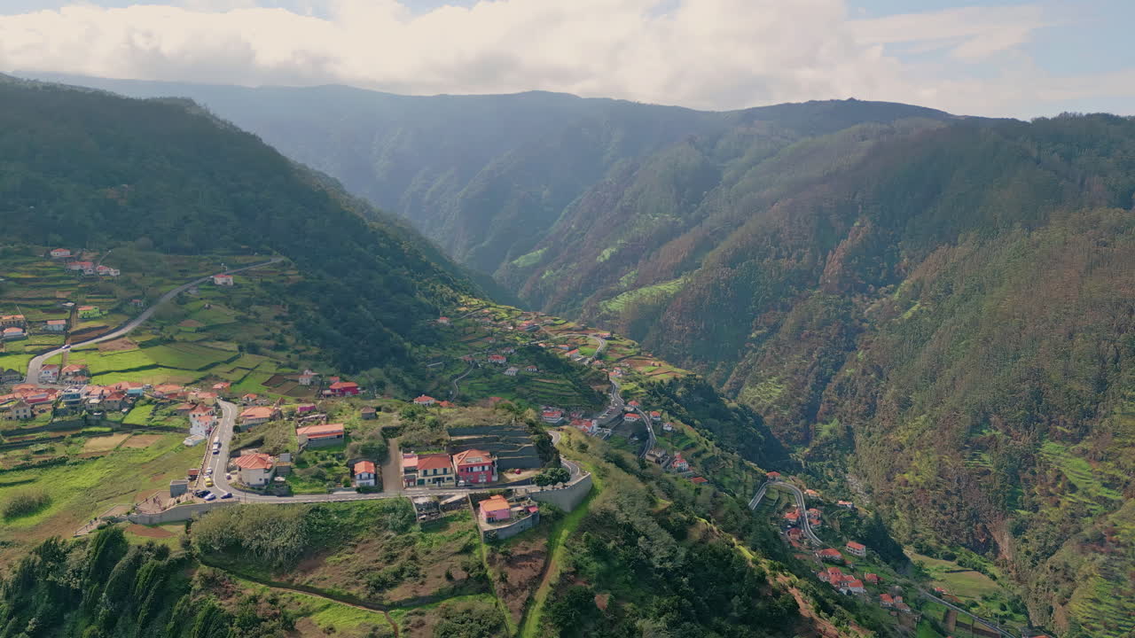 Veduta aerea del villaggio di montagna