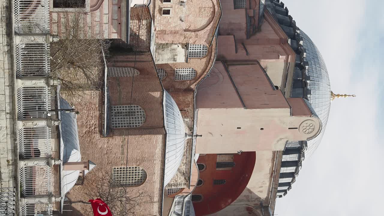 トルコ、イスタンブールのハギアソフィアとトルコ国旗