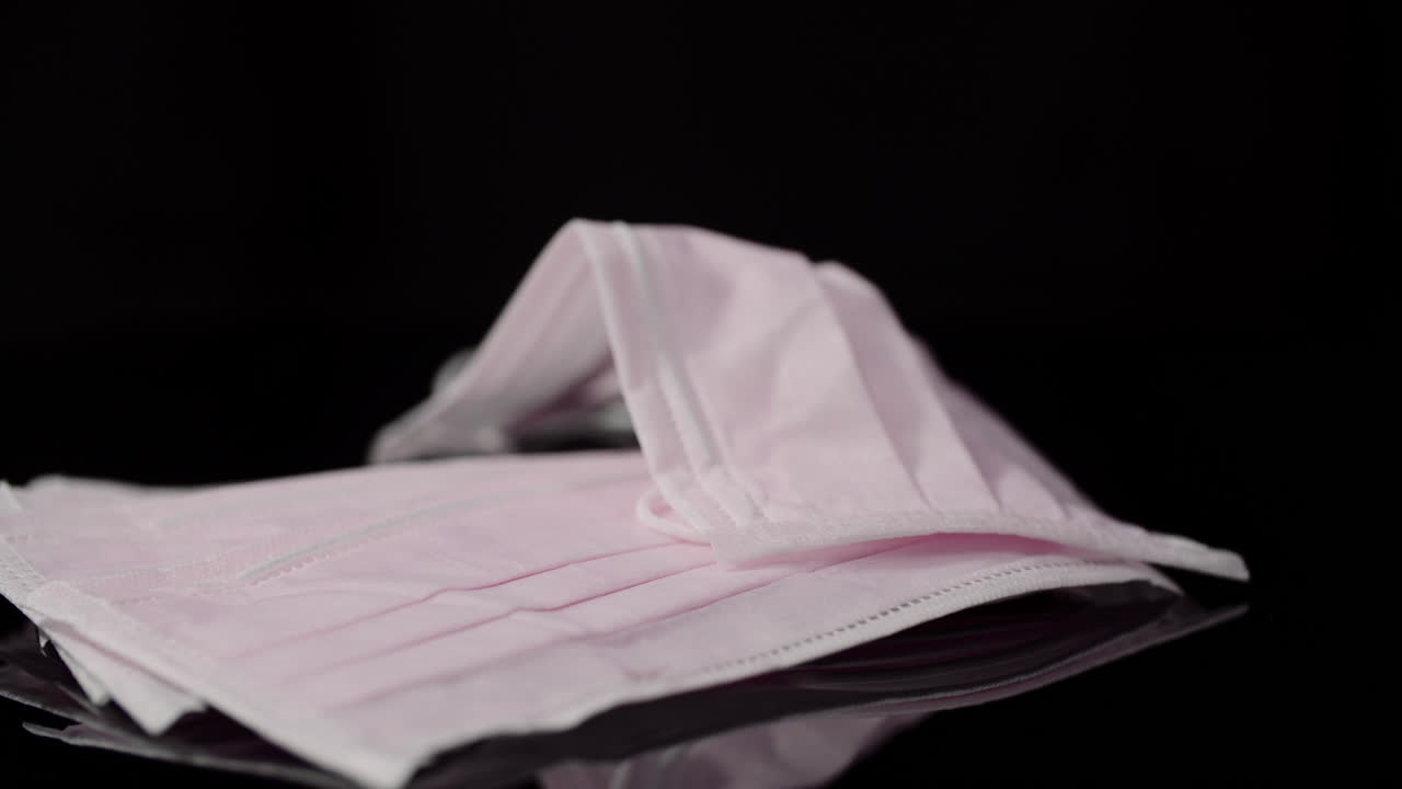 máscara protectora aislada sobre fondo negro máscara médica giratoria cuidado de la salud 2