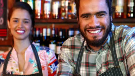 Retrato-De-Una-Camarera-Sonriente-Y-Un-Barman-En-El-Mostrador-Del-Bar.