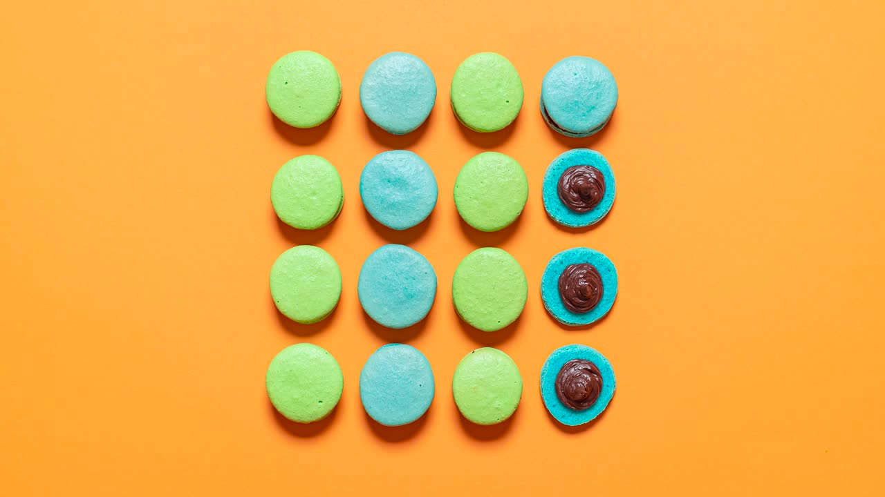 fabricación de macarrones franceses, vista de arriba. macarrones con ganache de chocolate