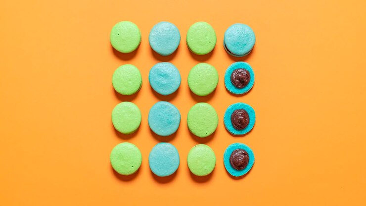 macarons franceses fazendo de, vista de cima. macarons com ganache de chocolate