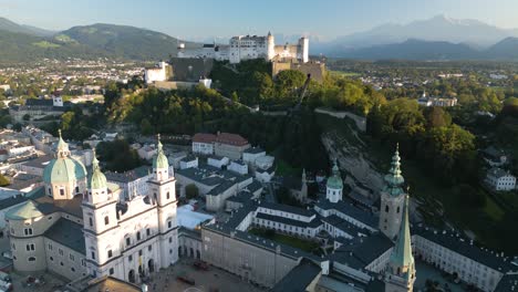 Drohne-Fliegt-Am-Salzburger-Dom-Vorbei-Und-Gibt-Den-Blick-Auf-Die-Festung-Hohensalzburg-Frei