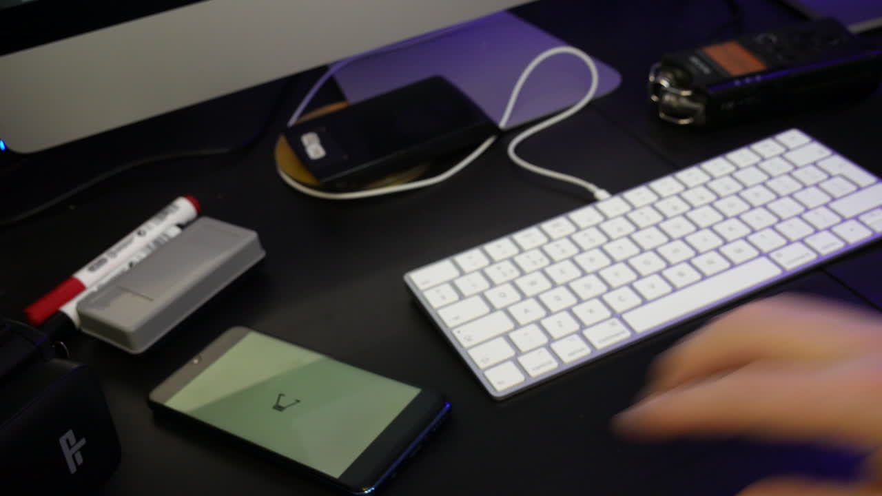 남자는 무음 모드를 방해하지 않도록 자신의 휴대 전화를 설정합니다