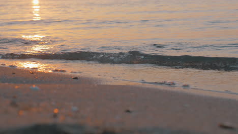 Olas-Del-Mar-Rodando-En-La-Orilla-Al-Atardecer