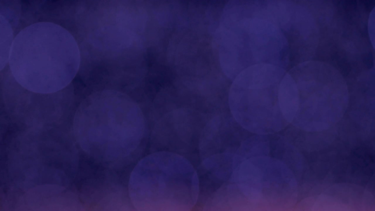 el fondo púrpura abstracto de la noche está desenfocado con un bonito bokeh. luces de navidad borrosas bokeh. panorámica a través del borrón.