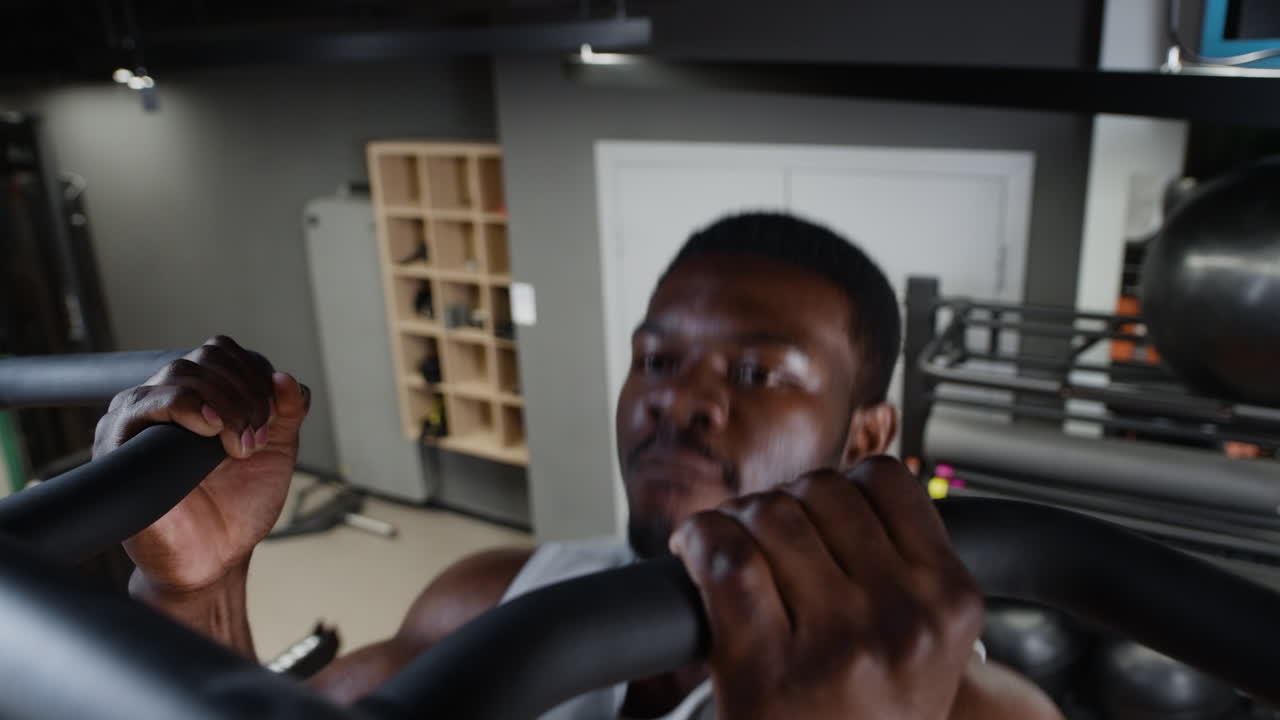 체육관 에서 풀업 을 하는 남자