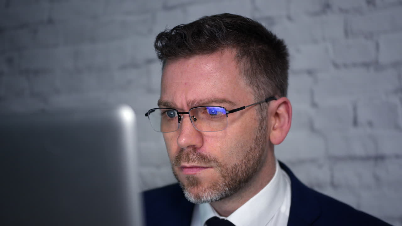 un hombre de negocios que trabaja hasta altas horas de la noche en