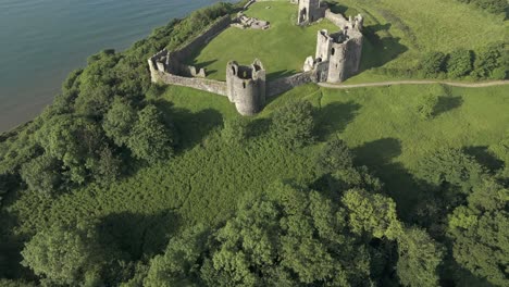 Una-Vista-Aérea-Del-Castillo-De-Llansteffan-En-Carmarthenshire,-Gales-Del-Sur,-En-Una-Mañana-Soleada-Con-Un-Cielo-Azul-Claro.