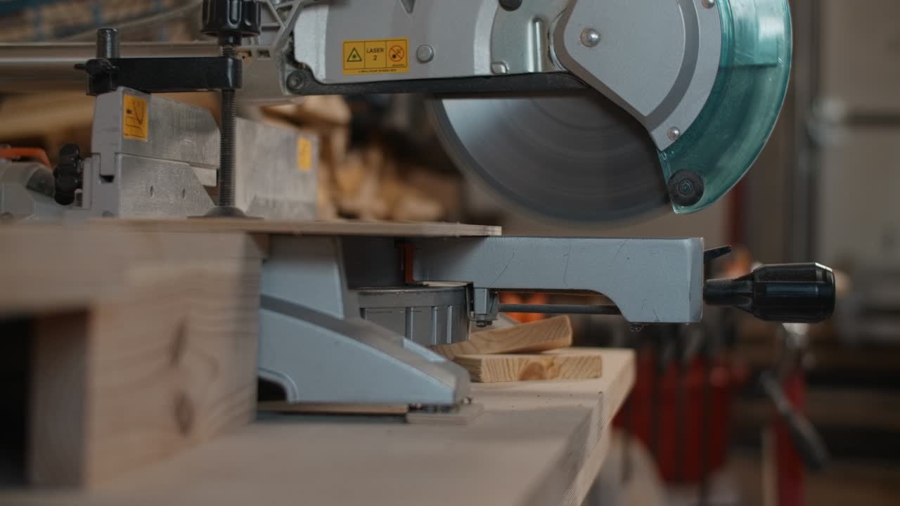 плотник разрезает древесину с помощью автоматической круговой пилы, производство мебели, медленное плотничество, производство изделий из древесины, 4k dci 60p prores 422 hq 10 bit
