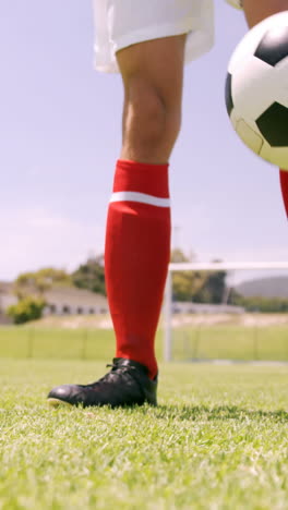 jugador de fútbol jugando con la pelota
