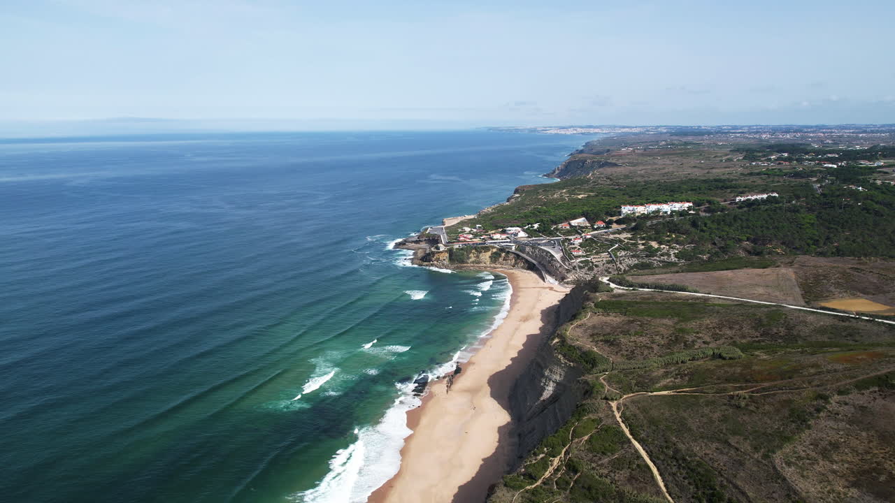 Vista aerea che si affaccia sulla spiaggia circolare di Magoito, giornata di sole in Portogallo