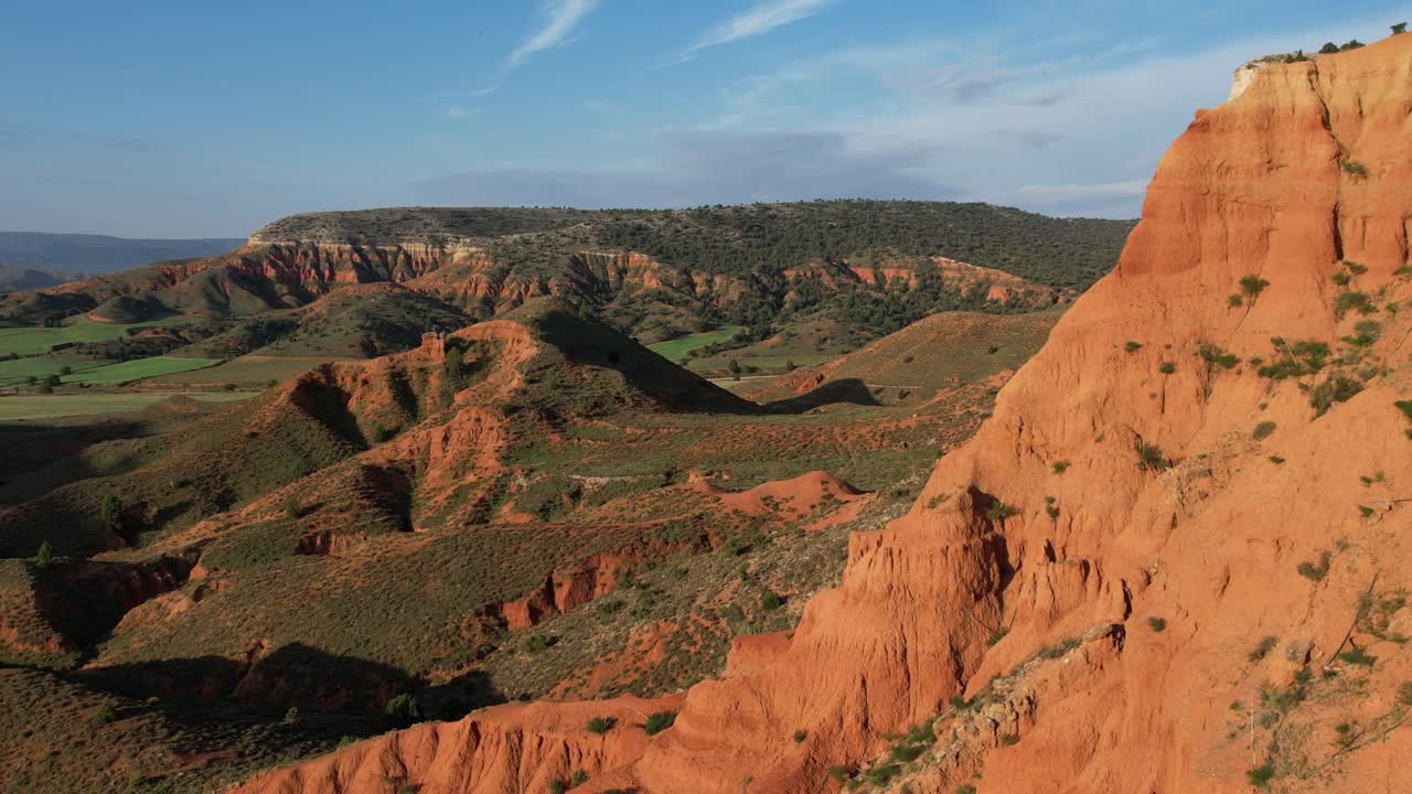 vista de vuelo de drones hacia atrás de un cañón de postre rojo en teruel, españa, al amanecer