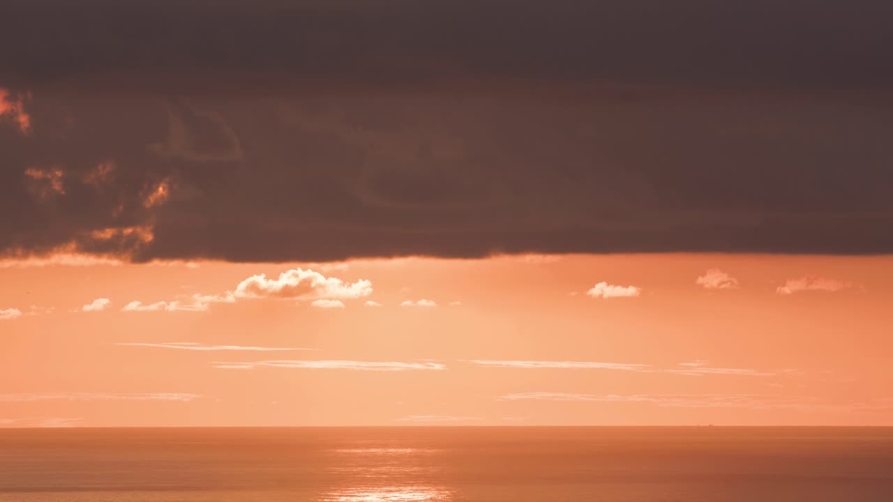 시간 경과에 따라 거대한 주황색 공에 태양이 설정됩니다.