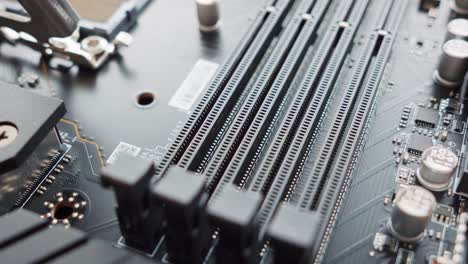 Motherboard-RAM-Steckplätze.-Computerhardware.-Nahaufnahme