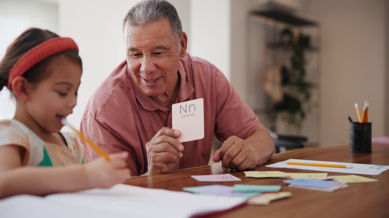 escuela, tarjeta y un abuelo enseñando