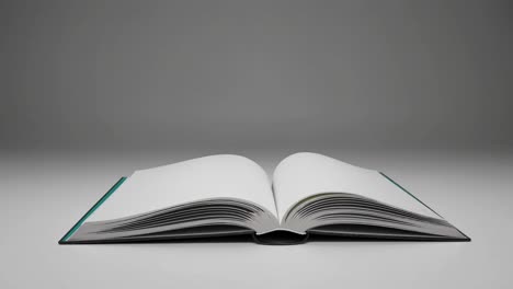 buch mit bunten lesezeichen geöffnet