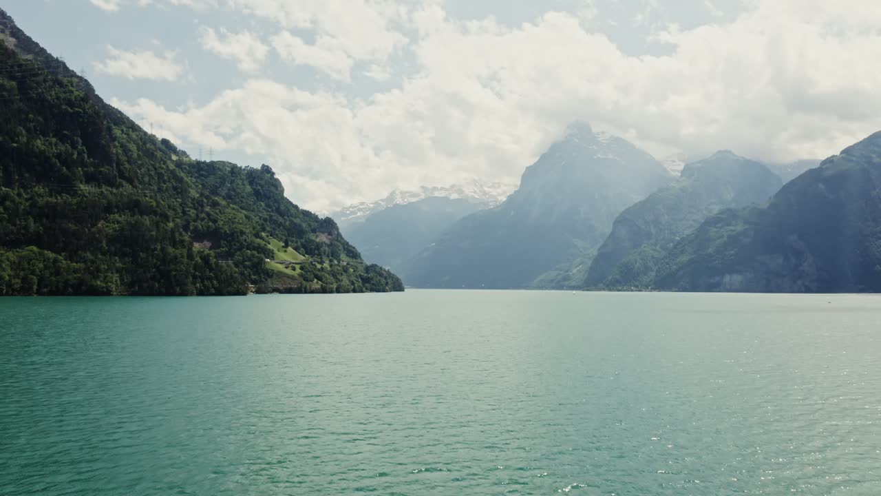 panorámica del lago suizo y la vista de las montañas