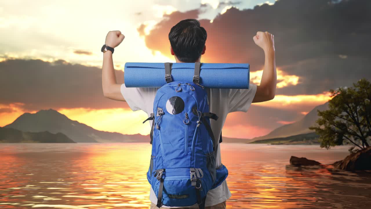 vista trasera de un excursionista masculino con mochila de montañismo gritando meta celebrando el éxito en un lago