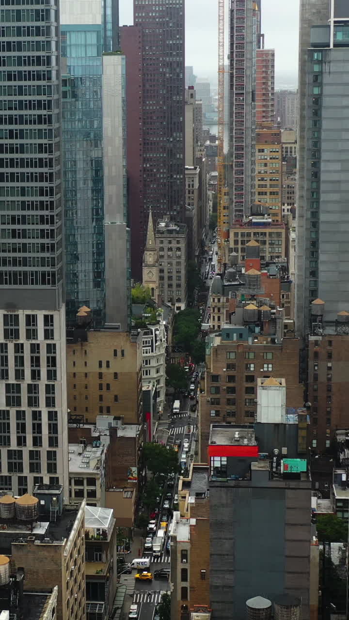 Ripresa verticale con drone in mezzo ai grattacieli nella nebbiosa Midtown, New York, USA