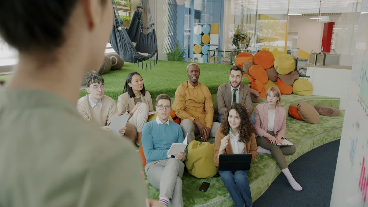 현대적 인 사무실 에서 팀 회의