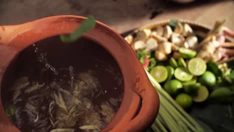 sopa de camarón caliente al vapor servida en una olla de arcilla tradicional, capturando la esencia de la cocina tailandesa, de cerca