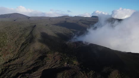 imágenes de drones de las montañas cerca del piton de la fournaise