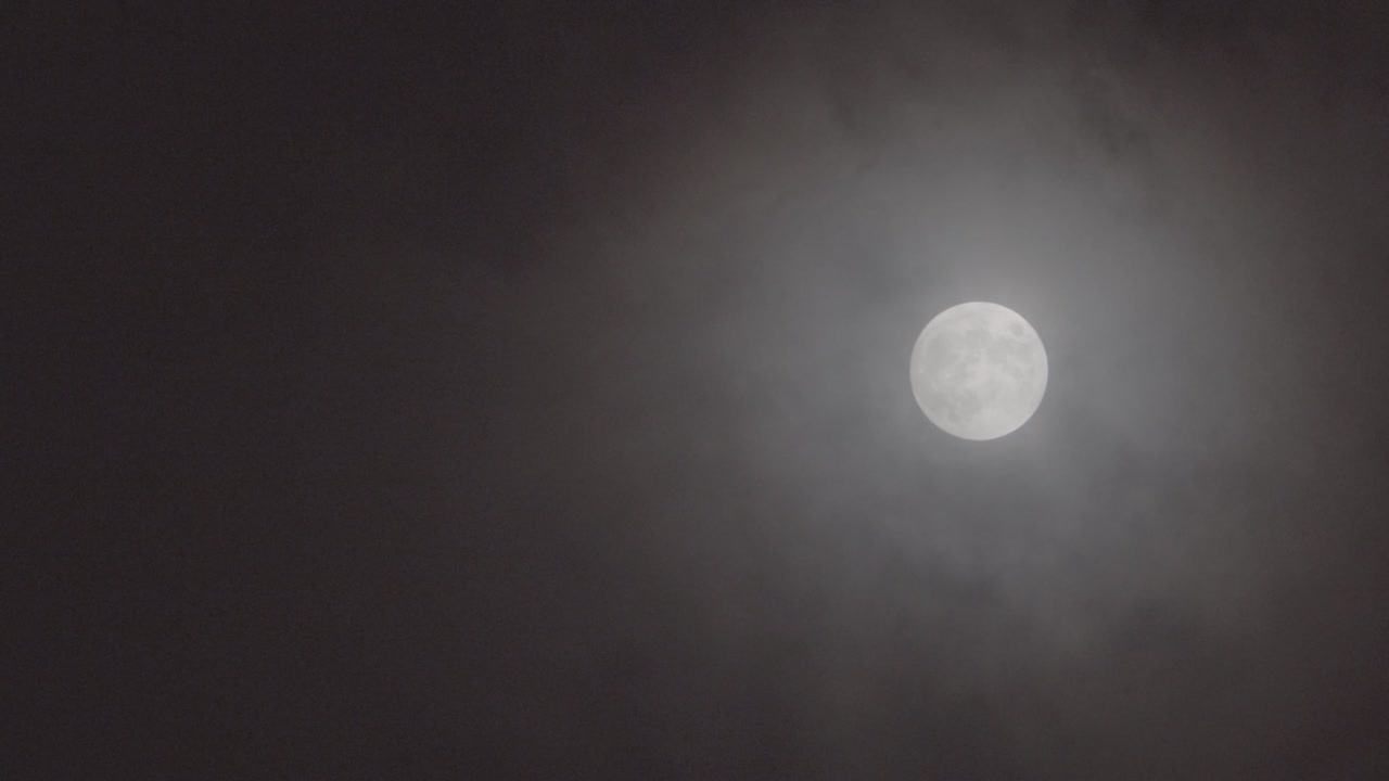 La noche de luna llena, bellamente iluminada