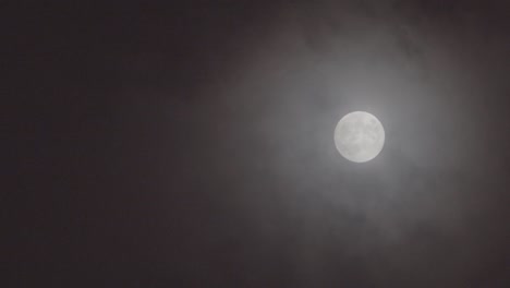 la noche de la luna llena por la noche y hermosamente iluminado