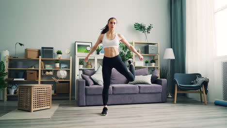 mujer haciendo ejercicios de fitness en casa