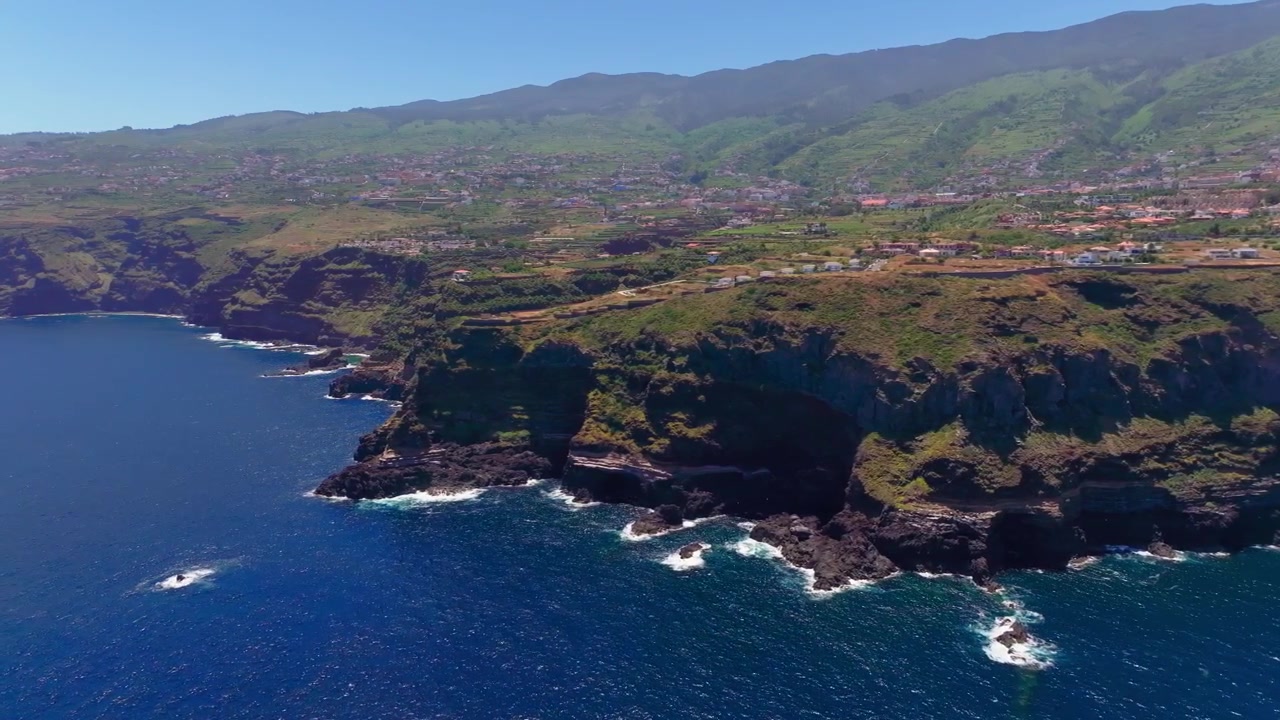 Veduta aerea di aspre scogliere costiere e oceano blu vicino a La Matanza, Tenerife, Spagna.