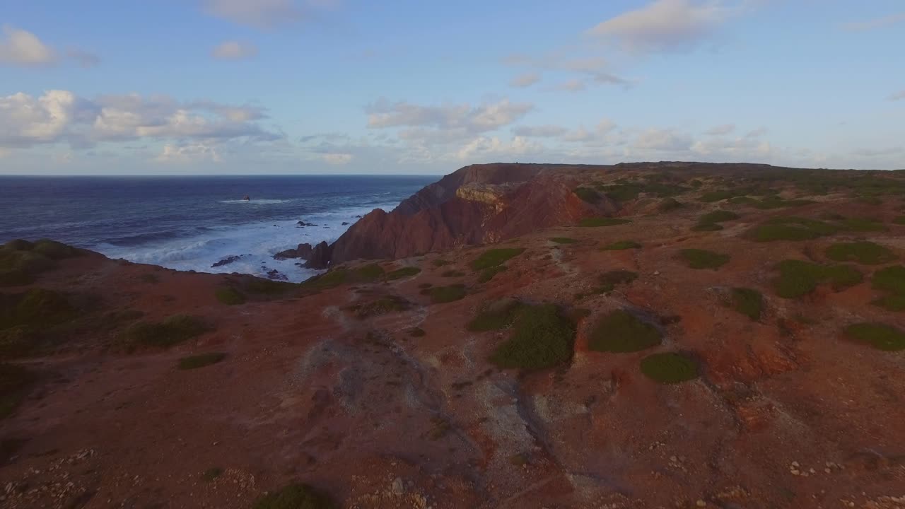 Spot da surf in Algarve, Portogallo. Ripresa aerea.