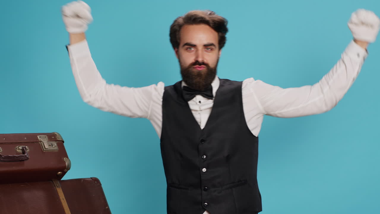 Un dipendente che flette i muscoli del braccio in studio