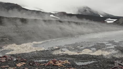 el vapor del volcán activo se eleva lentamente desde la playa sobre la tierra