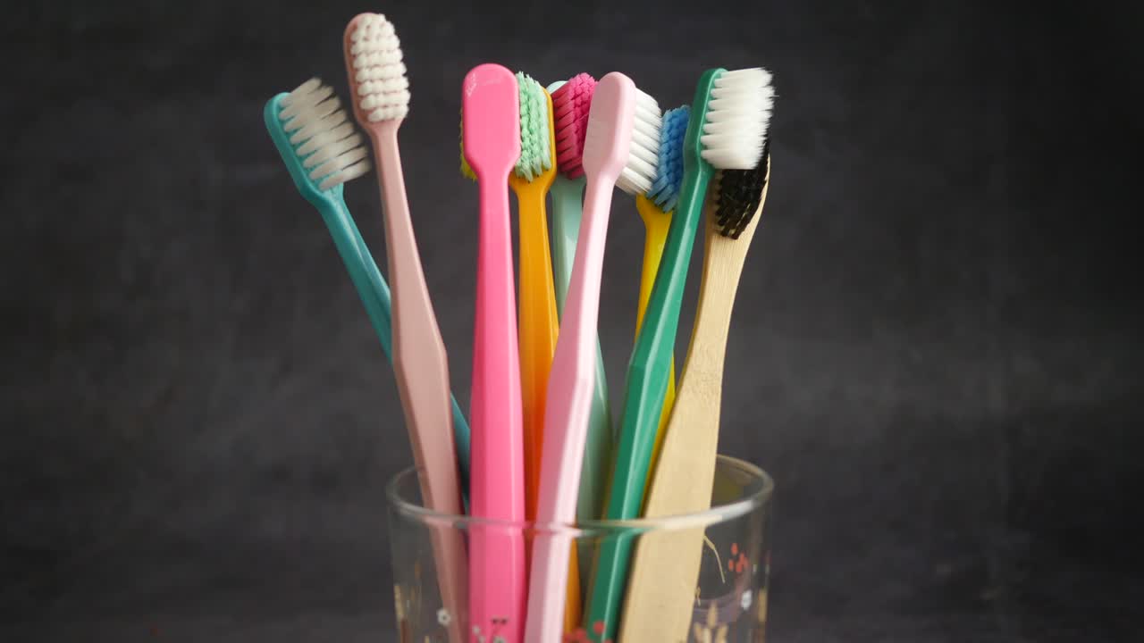 Los cepillos de dientes en un vaso.