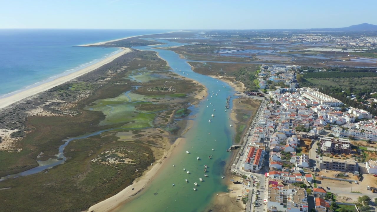 Vista aérea da cidade de Cabanas com a cênica Ria Formosa e o Oceano Atlântico, Algarve